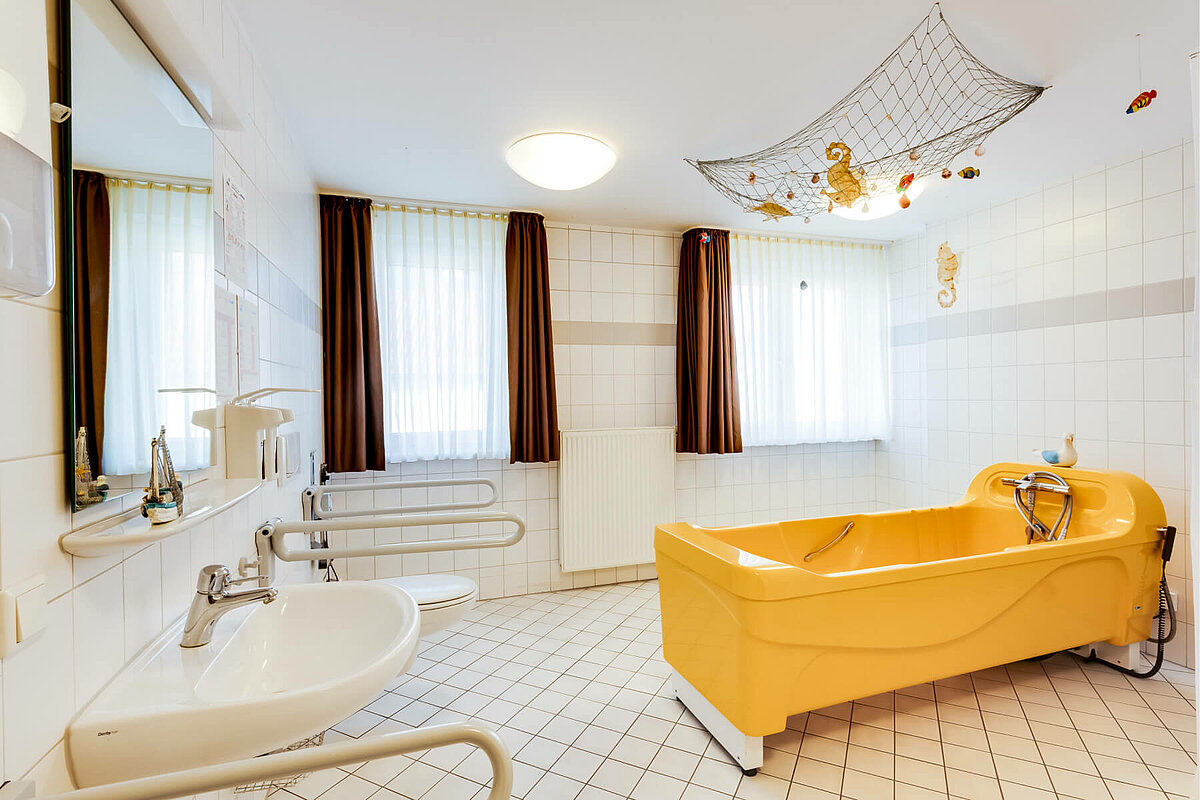 Badewanne für die Bewohner des Altenheims "Am Friedensplatz" in Rüsselsheim