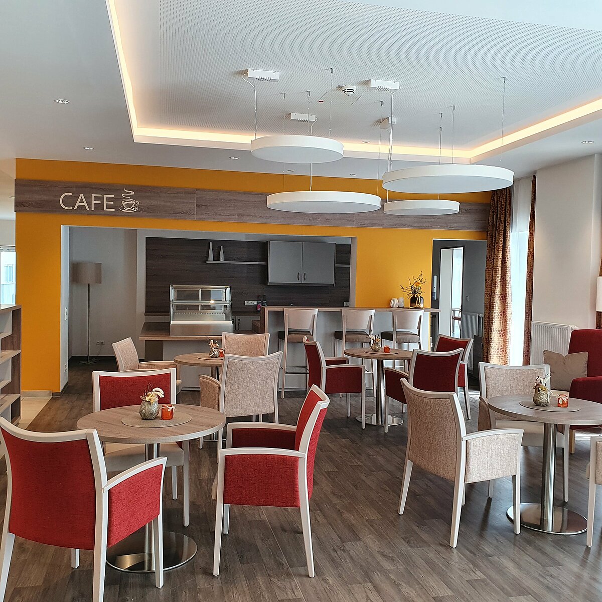 Cafe mit Sitzbereich im Alloheim Pflegeheim An der alten Färberei in Limbach-Oberfrohna