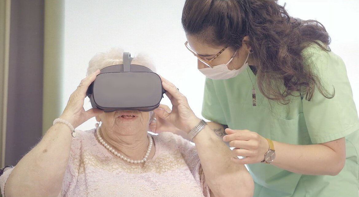 VR-Brille im Einsatz im Alloheim Pflegeheim in Waldheim