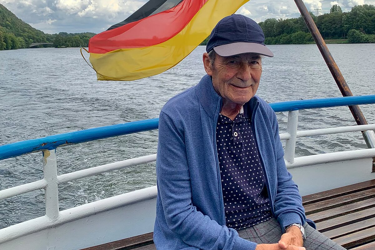 Bewohner auf dem Deck des Ausflugschiffes