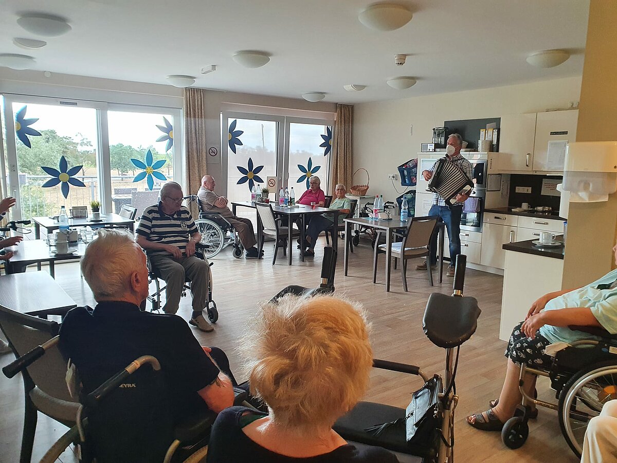 Akkordeonspieler Waldemar Koch zu Gast SeniorenResidenz