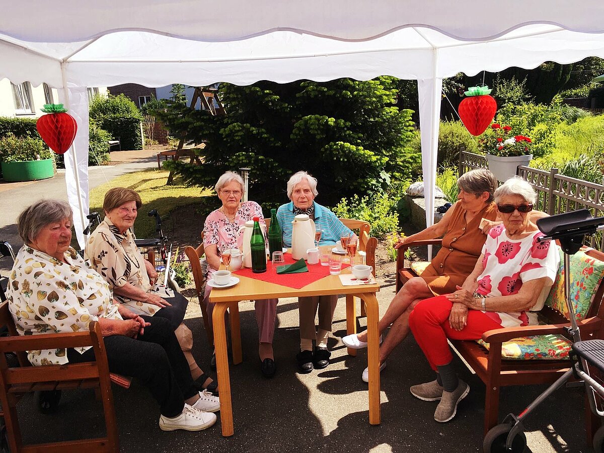 Senioren bei Kaffee und Kuchen beim Erdbeerfest in der Senioren-Residenz Waldersee in Lübeck