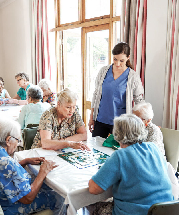 Mieter des Betreuten Wohnens spielen zusammen mit Bewohnern der Alloheim Senioren-Residenzen