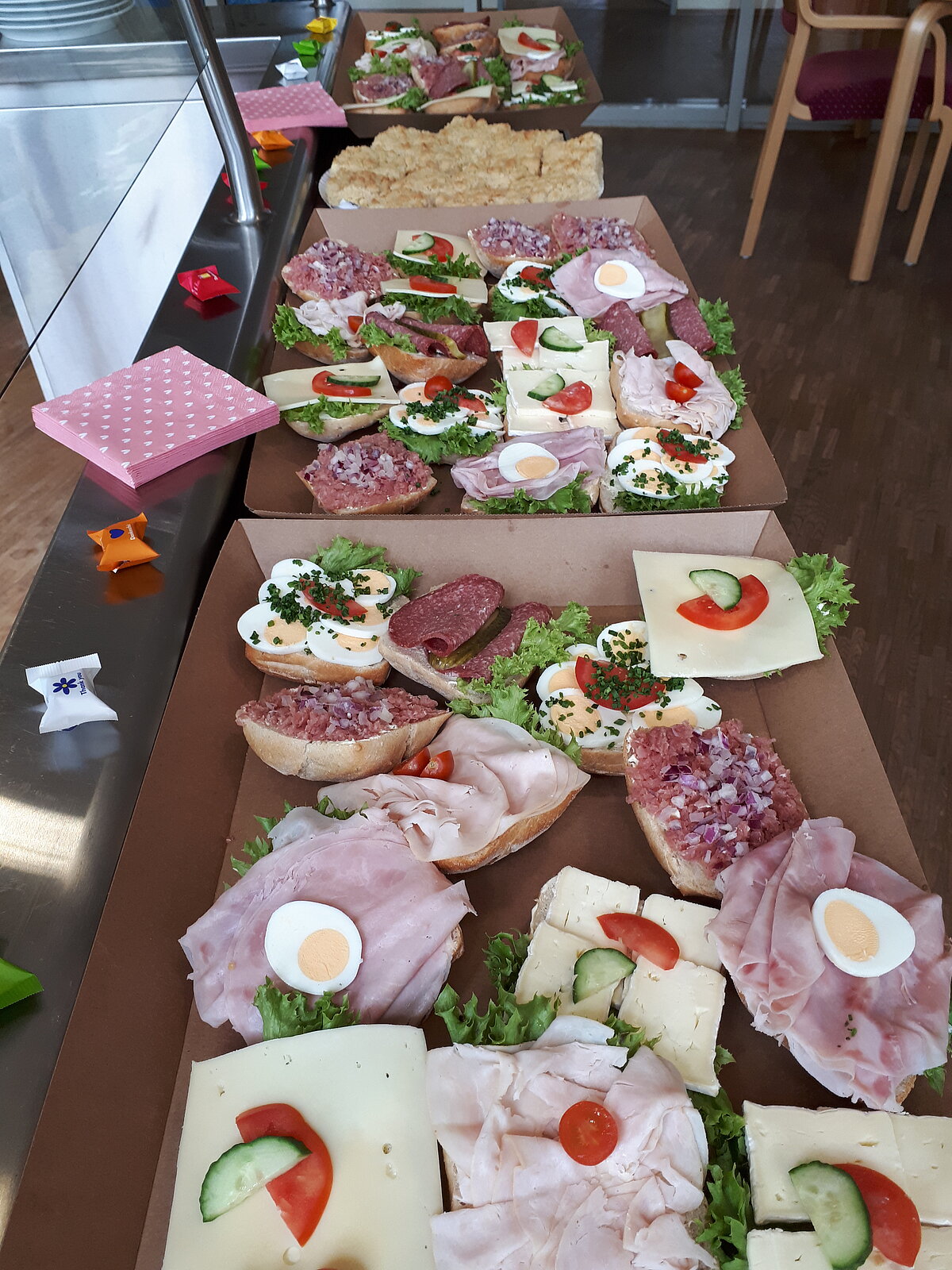 Buffet mit belegten Brötchen zum Tag der Pflege in der Alloheim Senioren-Residenz "Waldersee" in Lübeck