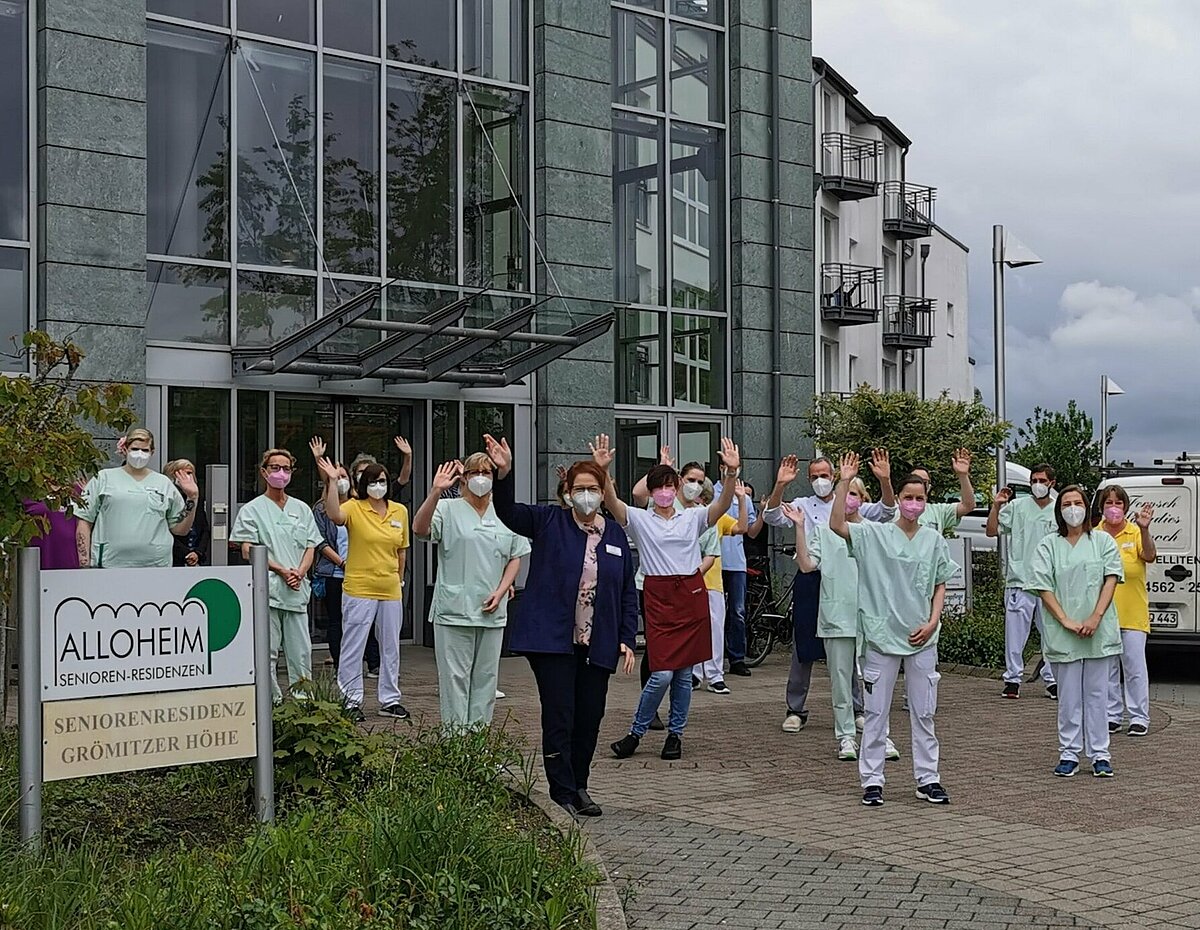 Teamfoto der Mitarbeiter der Alloheim Senioren-Residenz "Grömitzer Höhe" in Grömitz