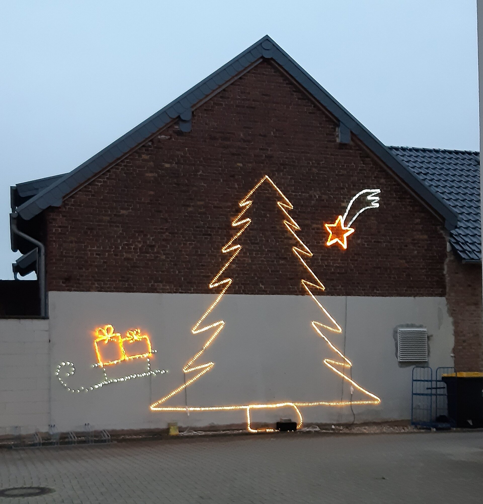Lichterketten sorgen für weihnachtliche Stimmung im Alloheim Seniorenheim Elsdorf