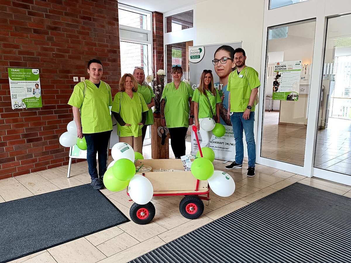 Team Mitarbeiter Alloheim Bollerwagen vor dem Dorffest