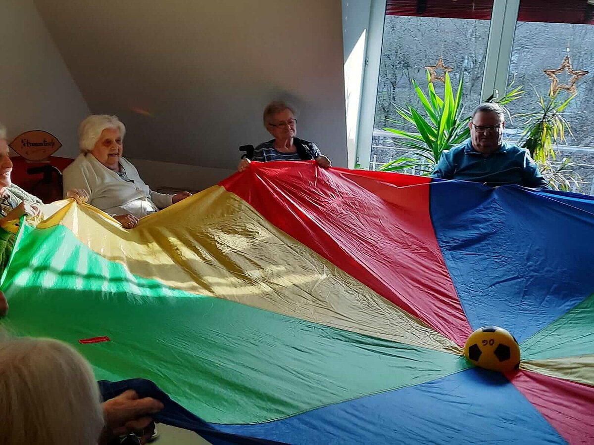 Bewohner des Seniorenheims "Casino Wetzlar" spielen mit Ball
