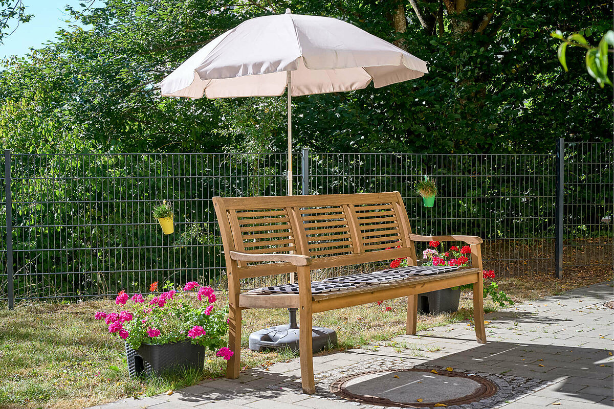 Bank im Garten der Senioren-Residenz Weilmünster