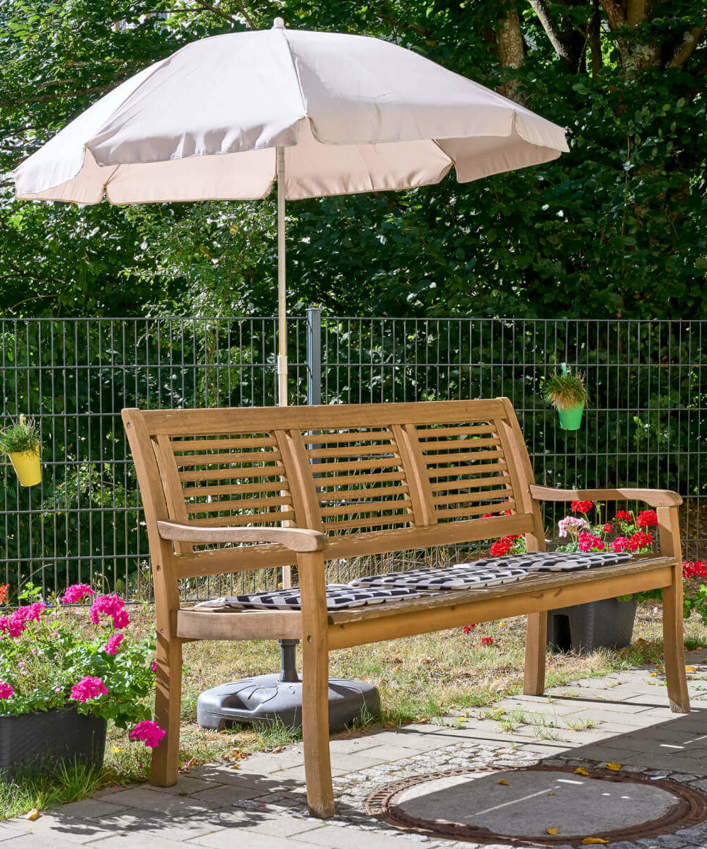 Bank im Garten der Senioren-Residenz Weilmünster