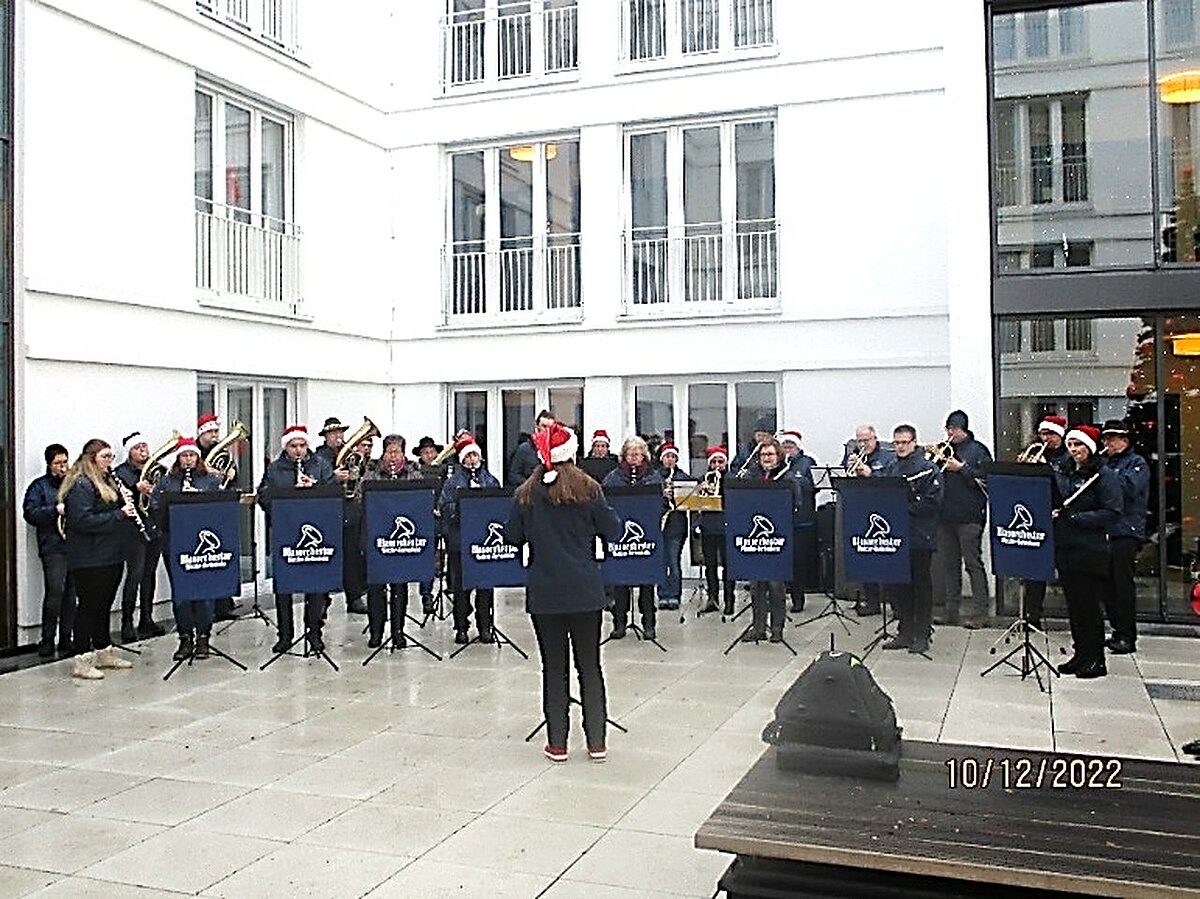 Orchester spielt am 3. Advent vorm Seniorenheim "Philosophenweg" in Wetzlar