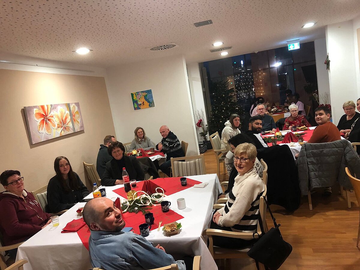 Mitarbeiter feiern gemeinsam ihre Weihnachtsfeier