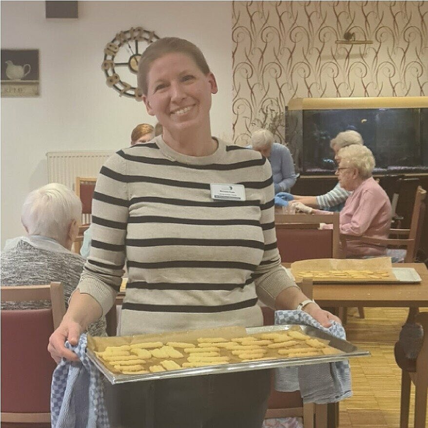 Collage von Bewohnern beim Spritzgebäck machen