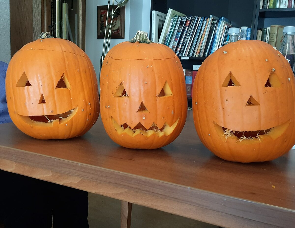 Geschnitzte Halloween-Kürbisse in der Residenz "Aaseehof" in Münster