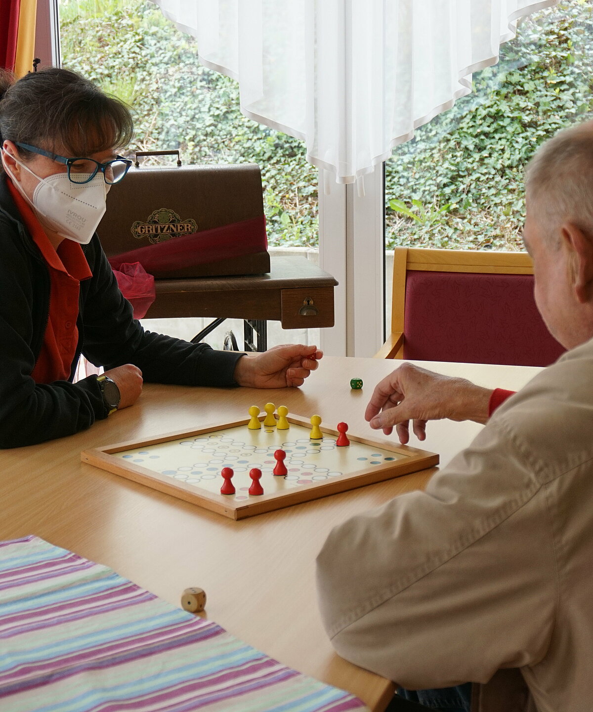 Bewohner der Alloheim Senioren-Residenz Fernwald-Annerod spielen ein Brettspiel