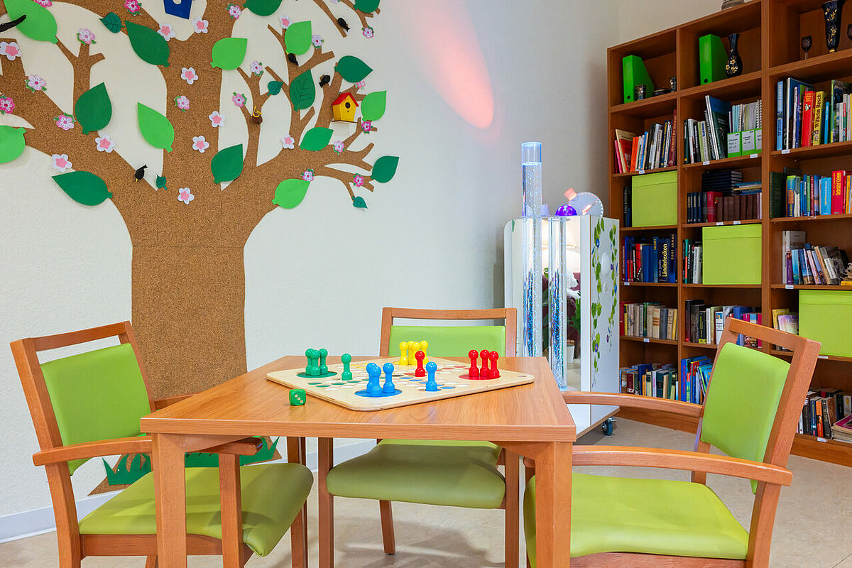Gemeinschaftsraum mit Spielen und Büchern