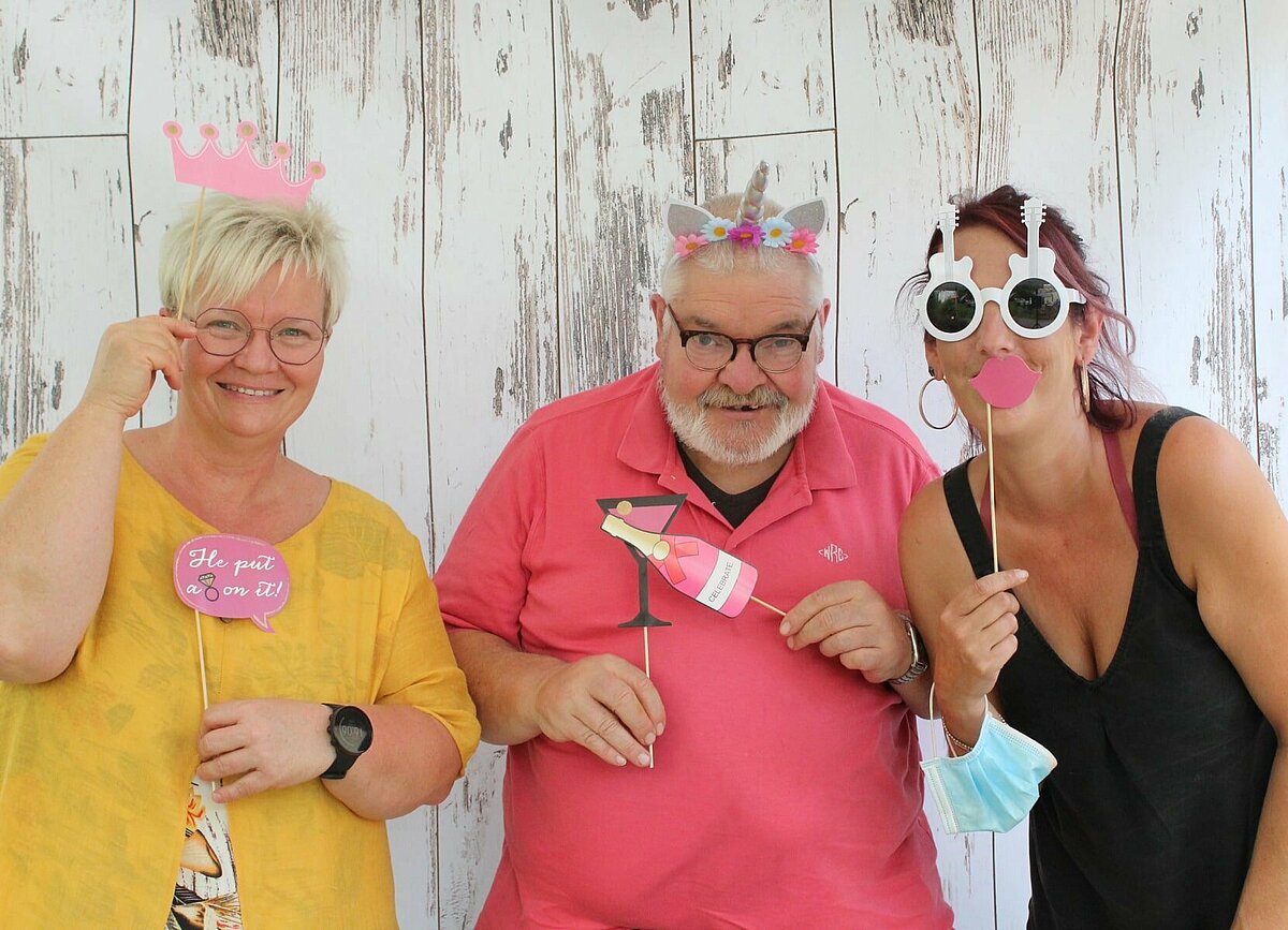 Verkleidete Mitarbeiter und Bewohner beim Sommerfest in der Alloheim Senioren-Residenz "Theresiahaus" in Koblenz