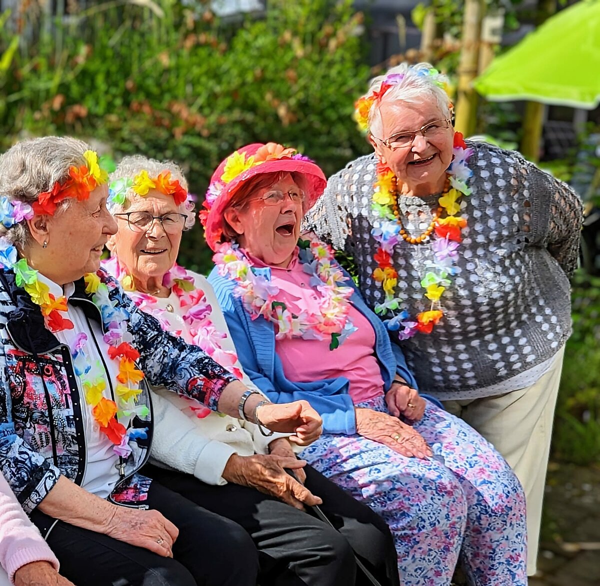 Lachende Seniorinnen in der Tagespflege