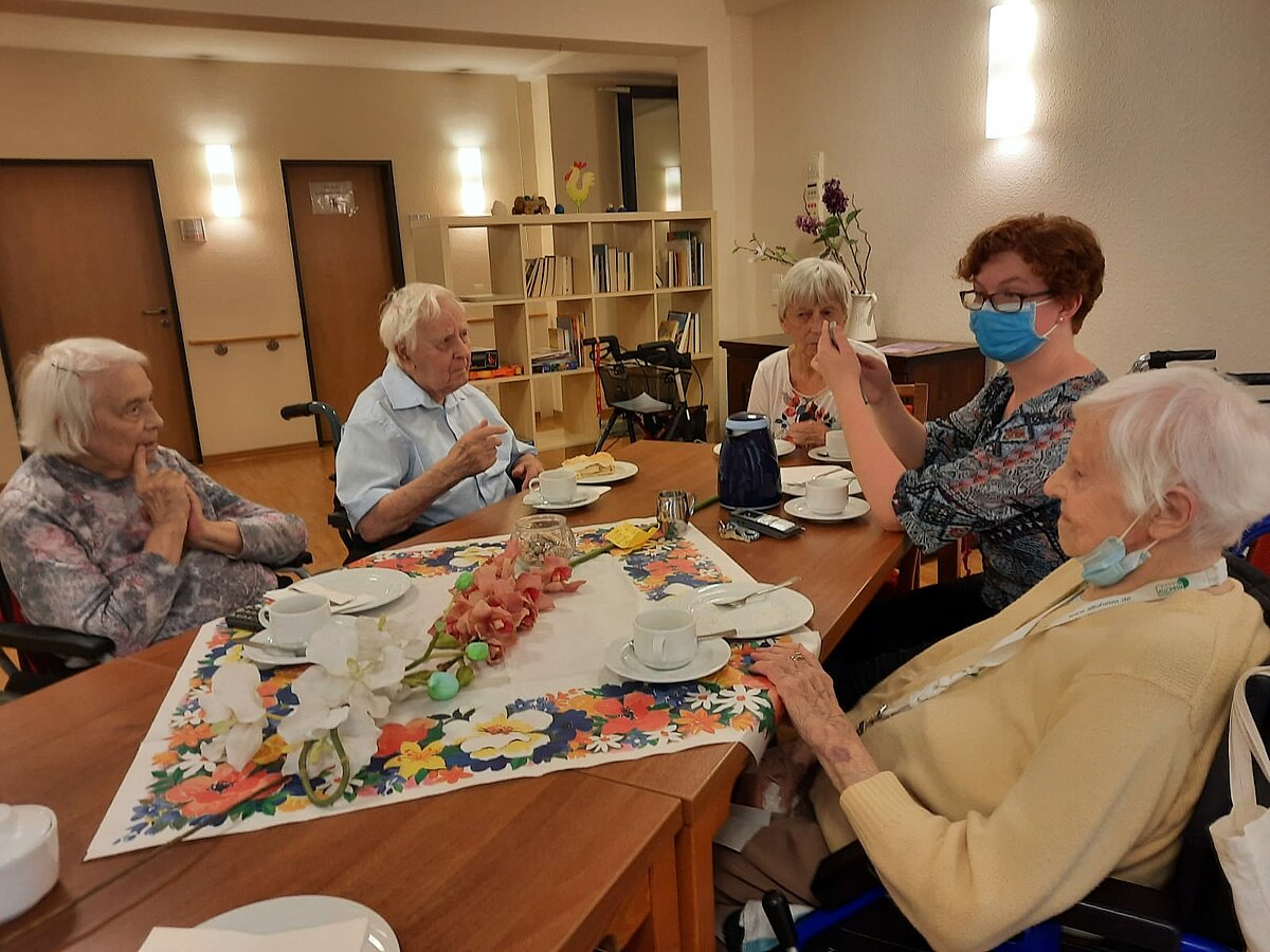 Seniorengruppe beim Geburtstagscafe im Seniorenzentrum Kapernaum in Hamburg