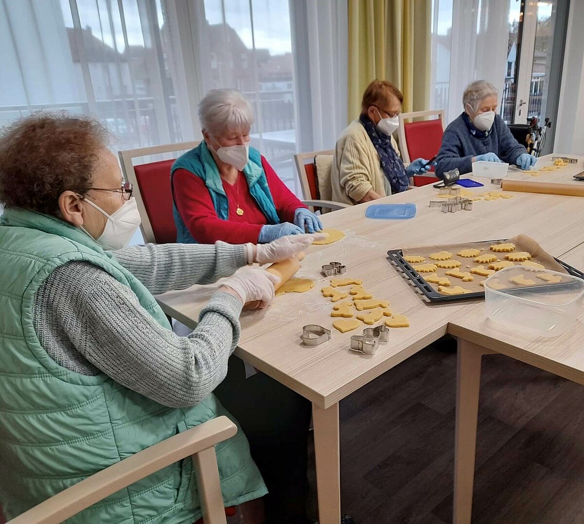 Seniorinnen backen Osterkekse im Pflegeheim "Am Sieberdamm"