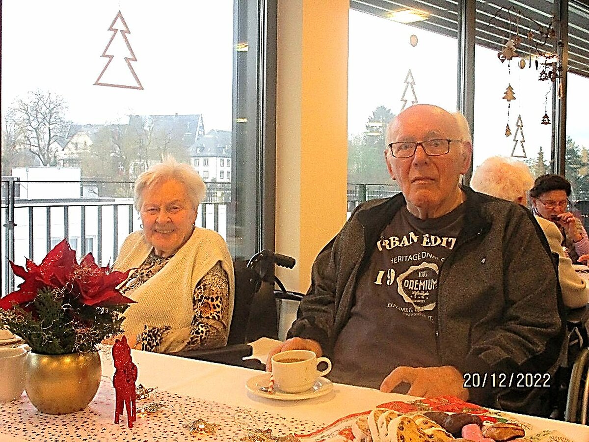 Bewohner bei der Weihnachtsfeier im Seniorenheim "Philosophenweg" in Wetzlar
