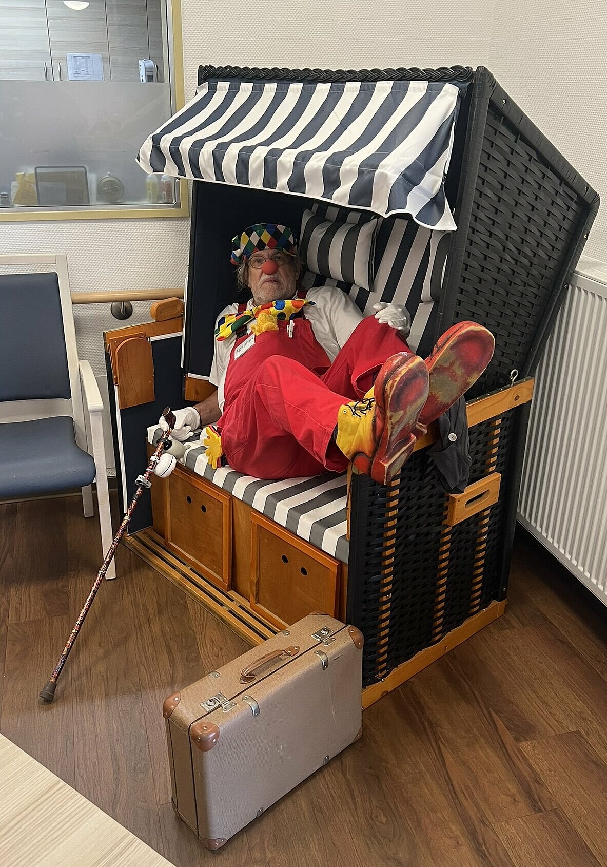 Clown im Strandkorb