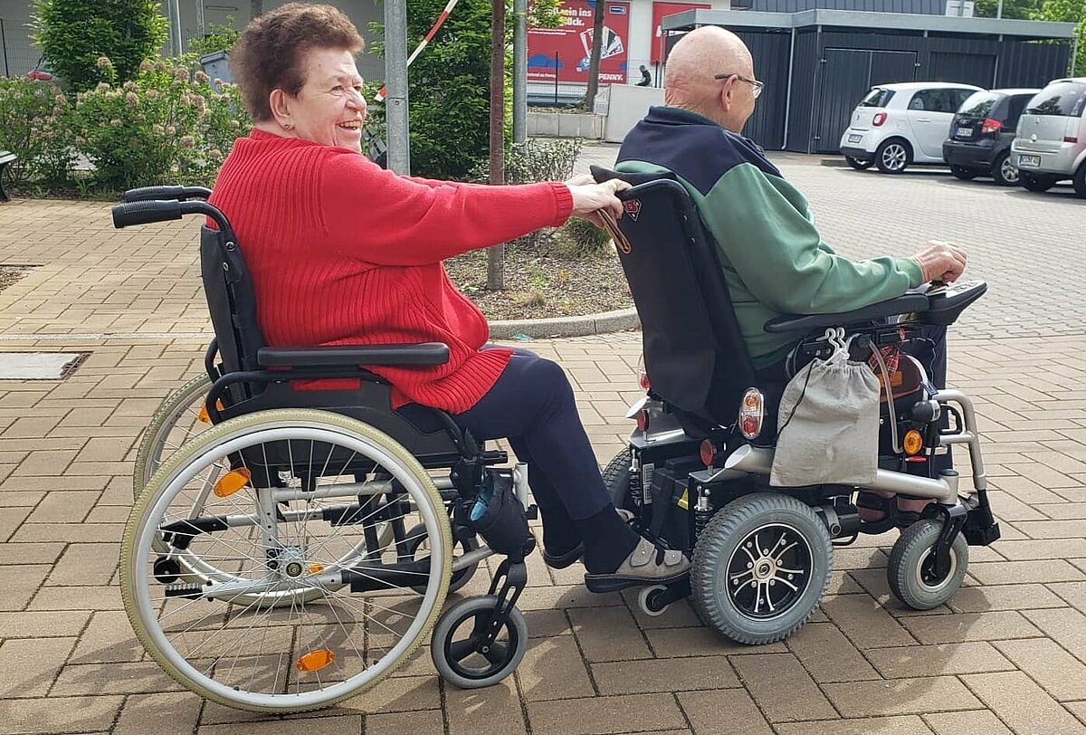 Lauf in den Mai Bewohner drehen Runden im Innenhof