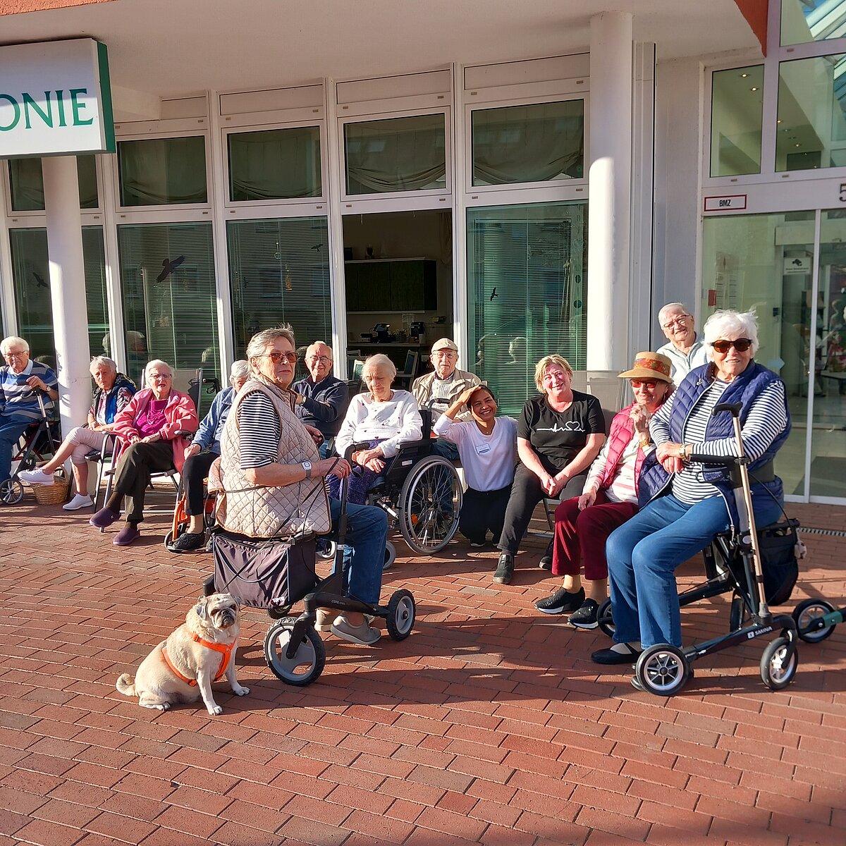 Unsere Bewohner vor dem Café Harmonie im Sonnenschein