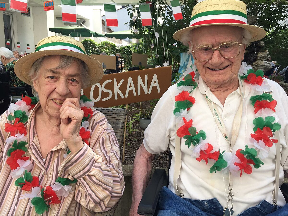 Bewohner mit Italien-Farben bei der italienischen Woche - Dolomiten im Seniorenzentrum AGO Trier 