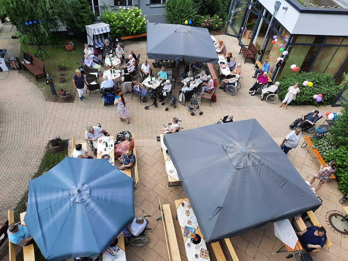 Innenhof von oben beim Sommerfest im Seniorenzentrum Kapernaum in Hamburg