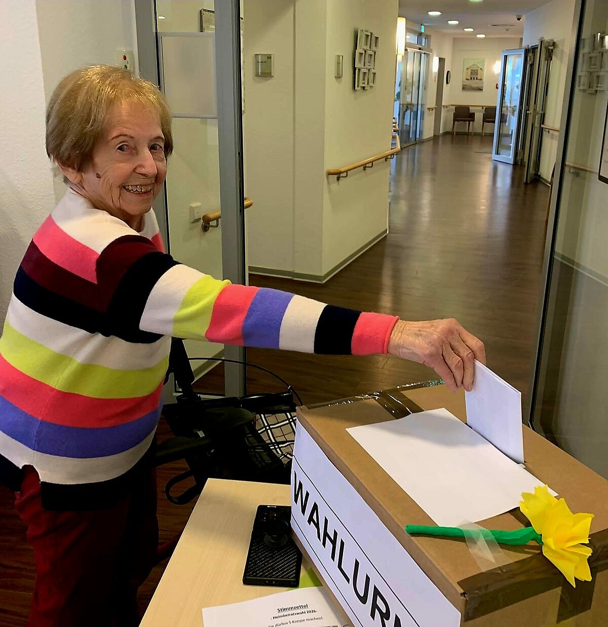 Bewohnerin wählt Heimbeirat