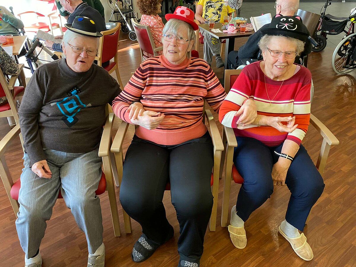 Seniorinnen schunkeln bei der Faschingsfeier im Seniorenheim in Marktheidenfeld