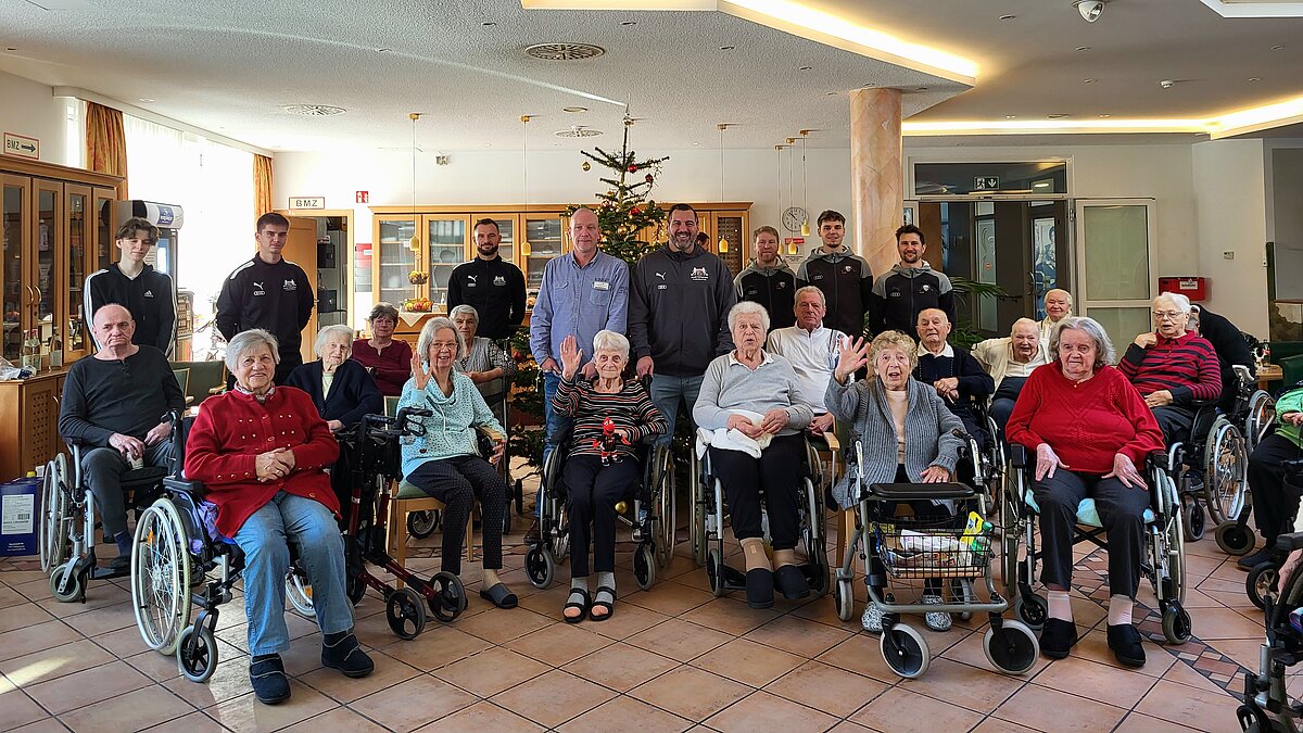 Fußball und Maskottchen für unsere Senioren und Seniorinnen