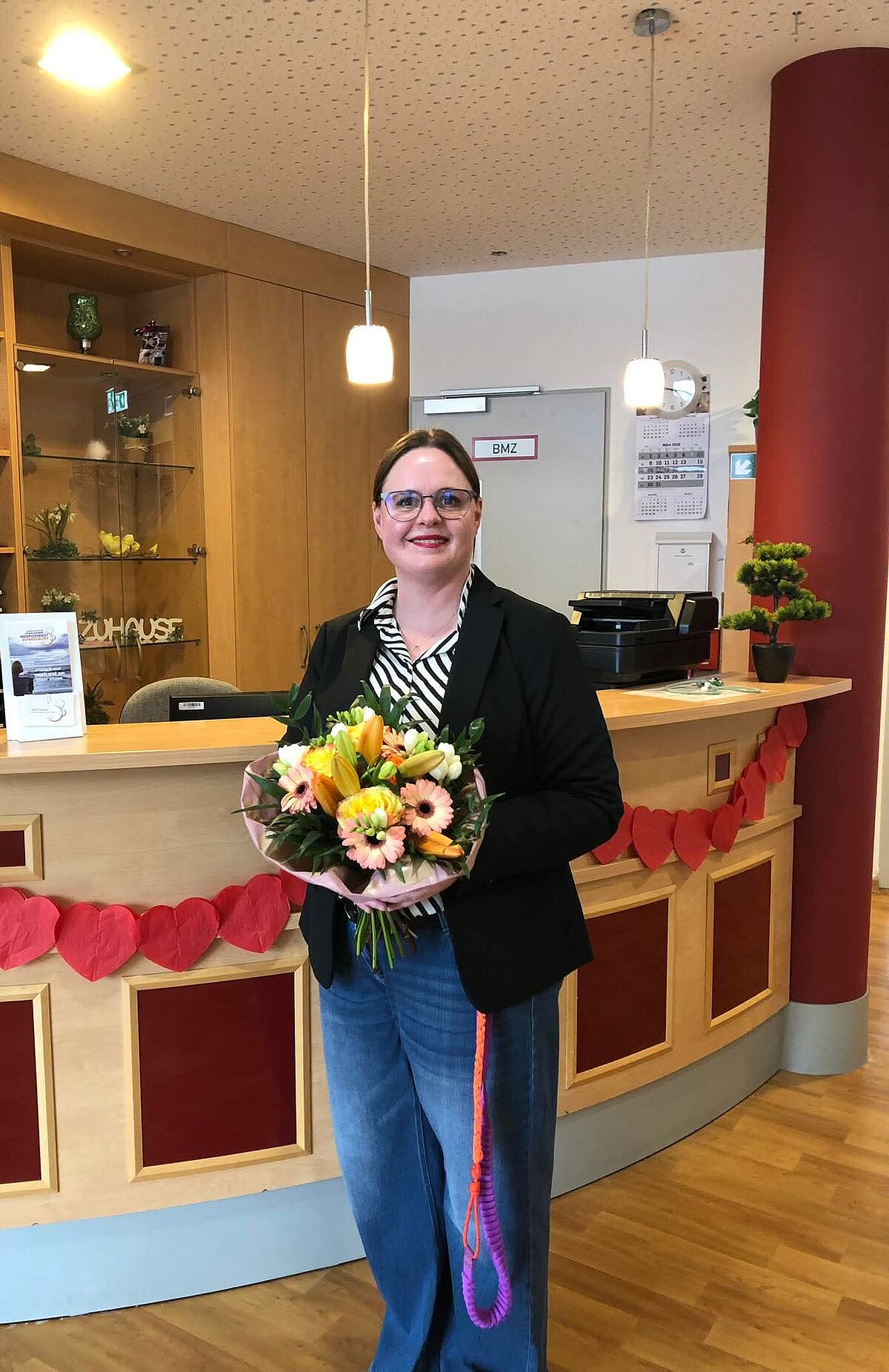 Mitarbeiterin hat Blumen geschenkt bekommen