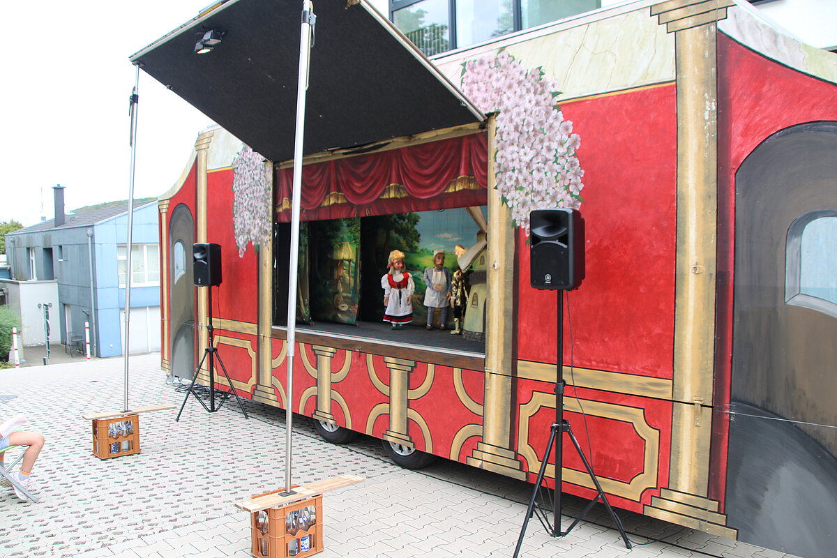 Bühne des Marionettentheater der Familie Maatz, steht vor der Alloheim Senioren-Residenz Michaelsviertel in Wuppertal