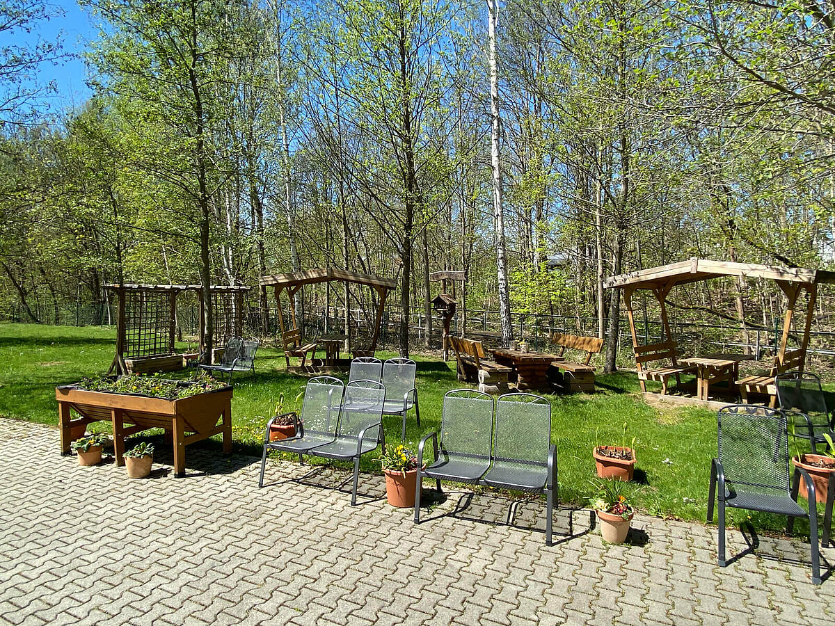 Sitzgelegenheiten im Garten der Senioren-Residenz Chemnitz