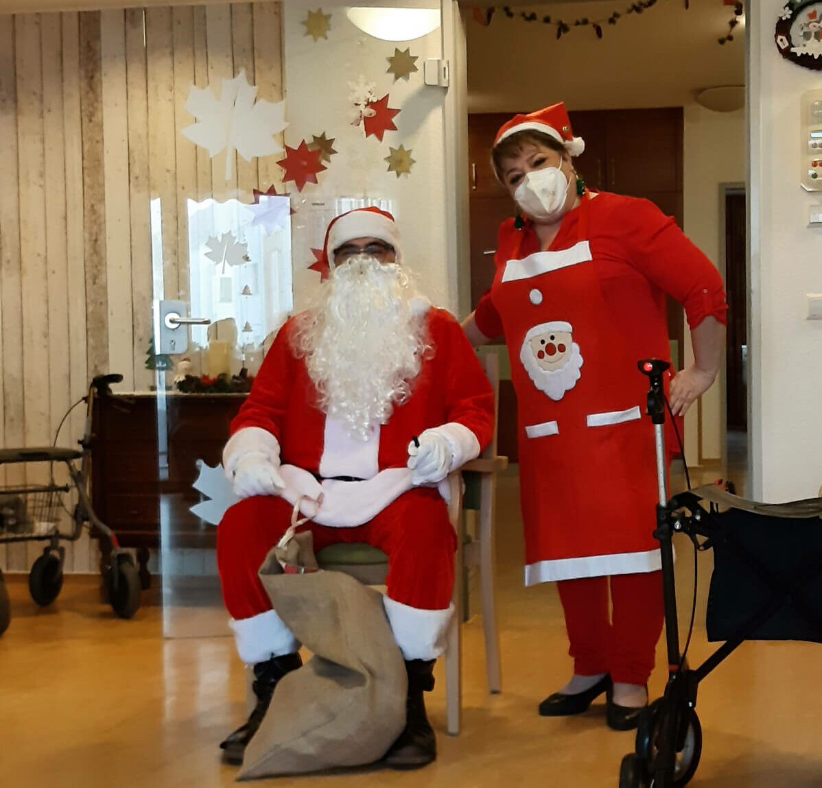Nikolaus und Helferin sind bereit zur Geschenkevergabe an die Bewohner des Seniorenzentrums "Im Kaiserviertel" in Dortmund