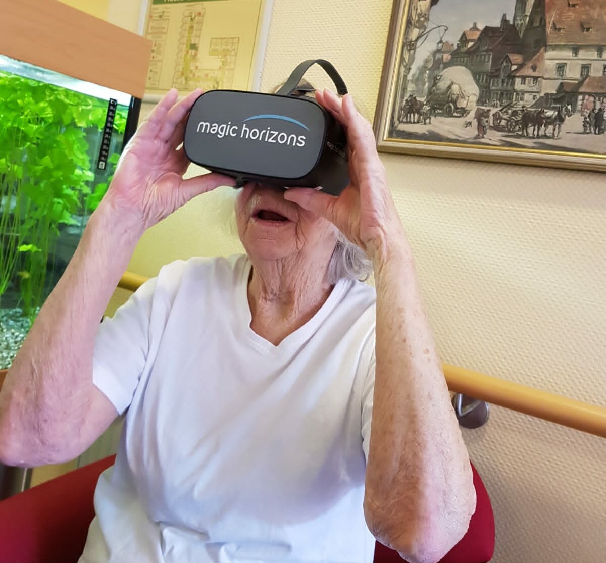 Bewohnerin des Altenheims Brunswik in Braunschweig mit 3D-Brille