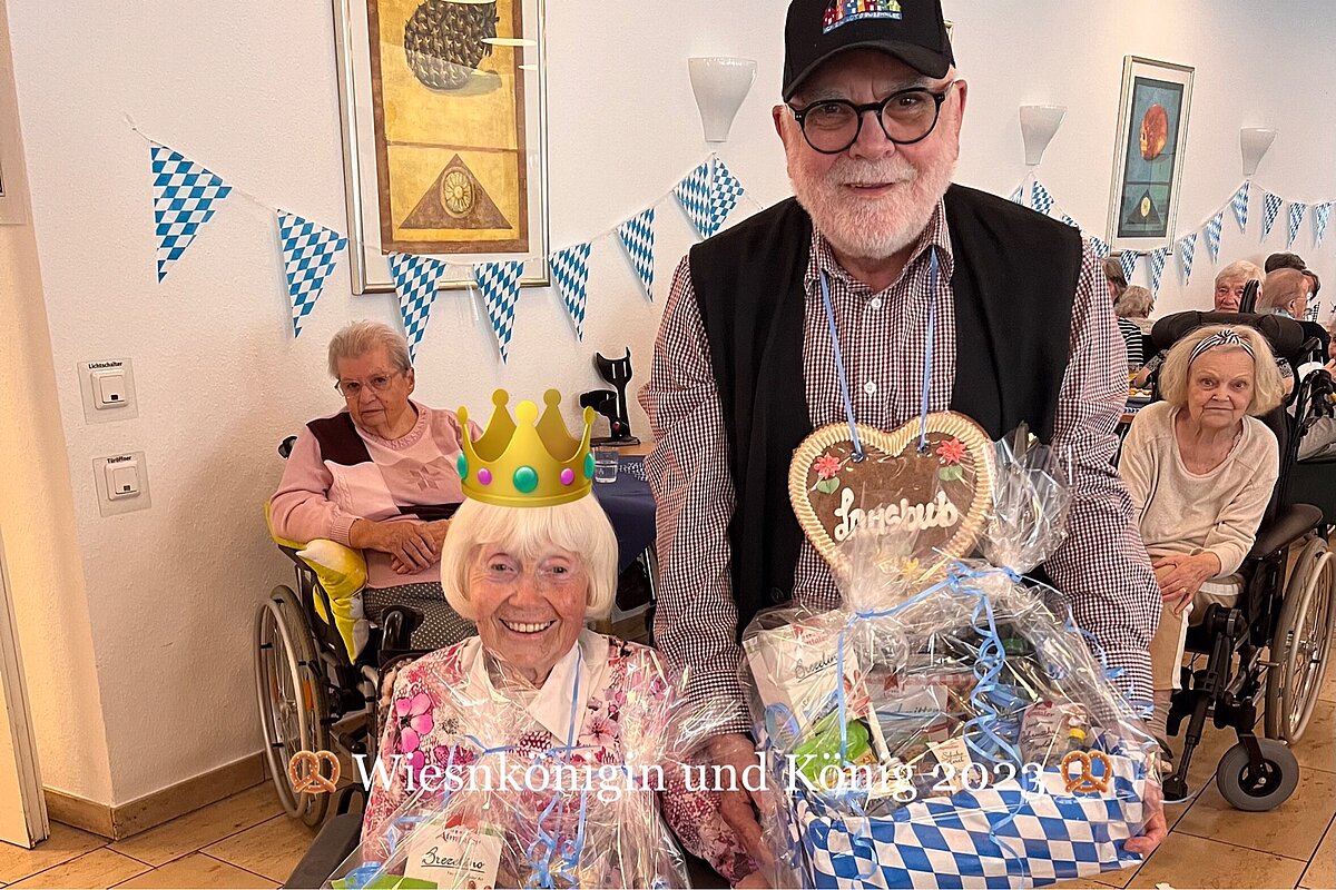 Bewohner*innen feiern Oktoberfest Wiesnkönigin