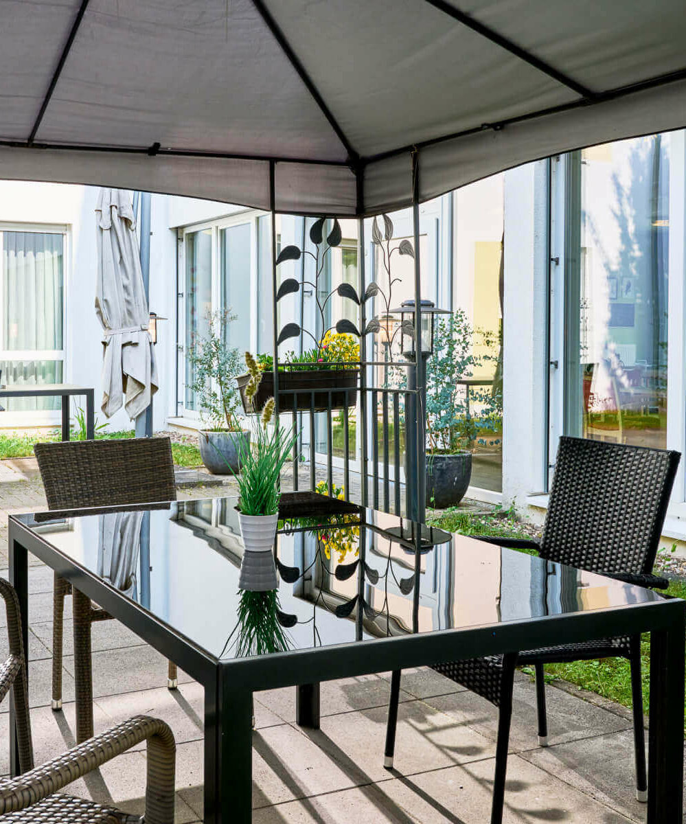 Terrasse mit Sitzbereich des Seniorenheims AGO Trier