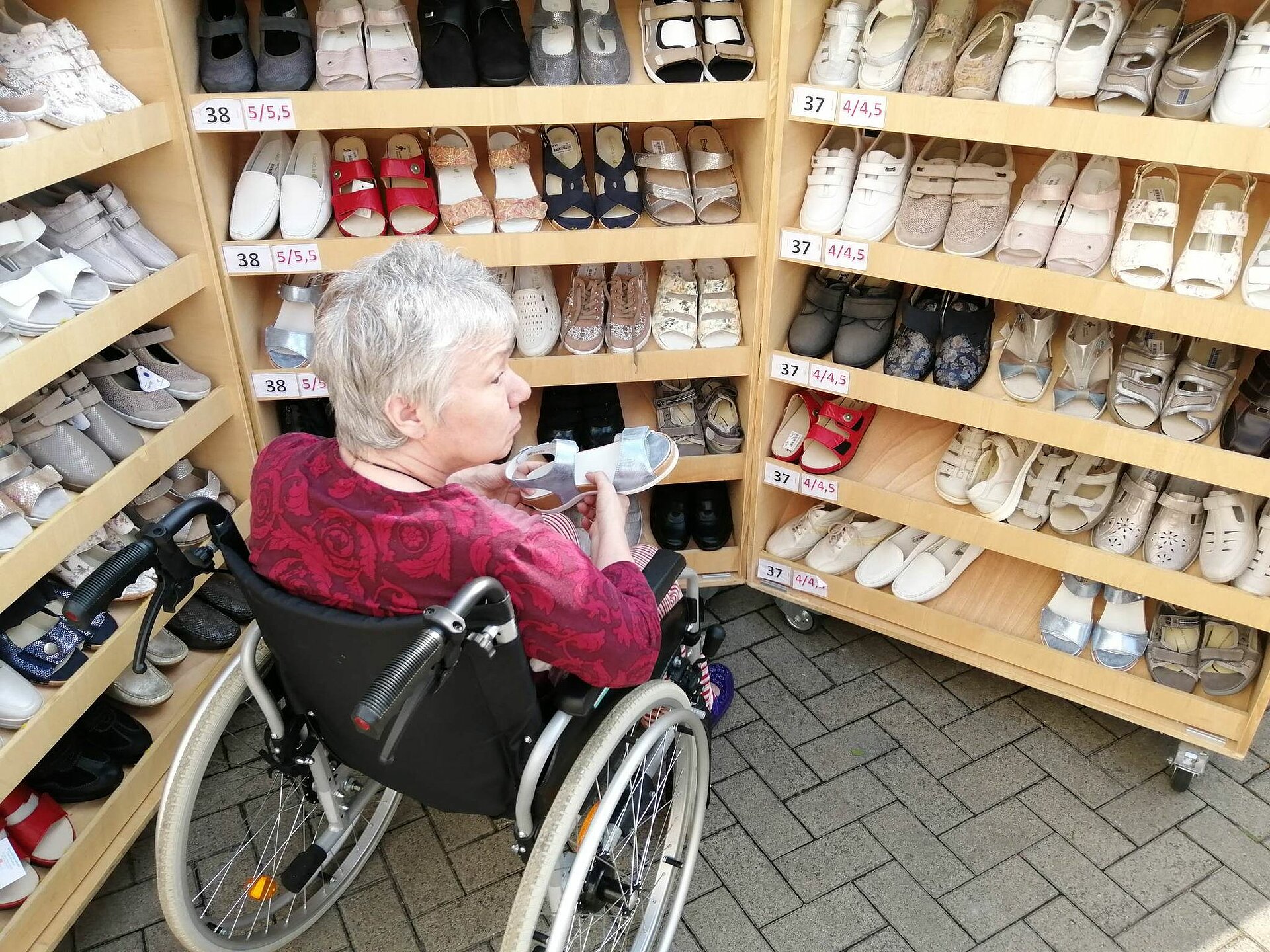 Bewohnerin vor Schuhregal bei der italienischen Woche - Mailand im Seniorenzentrum AGO Trier 