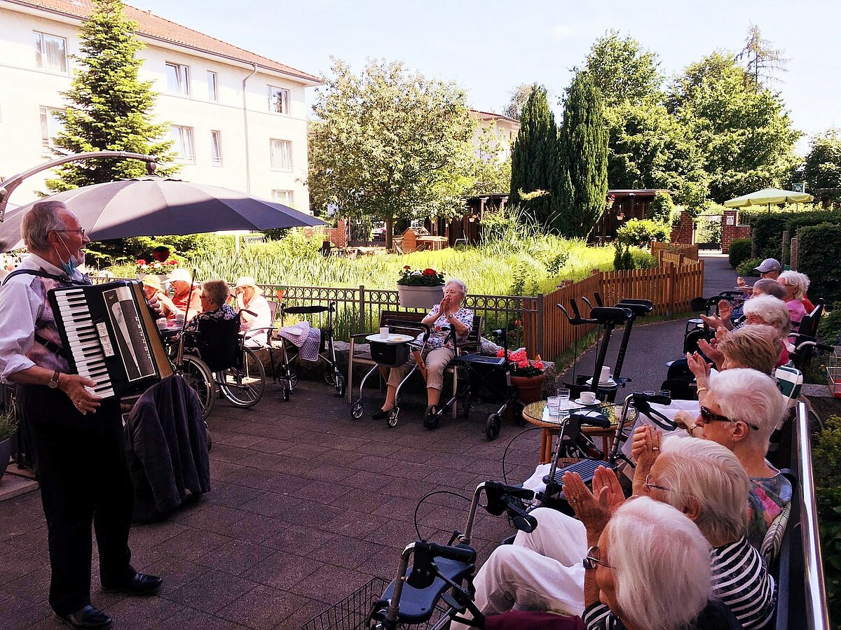 Erdbeerfest mit Musik in der Senioren-Residenz Waldersee in Lübeck