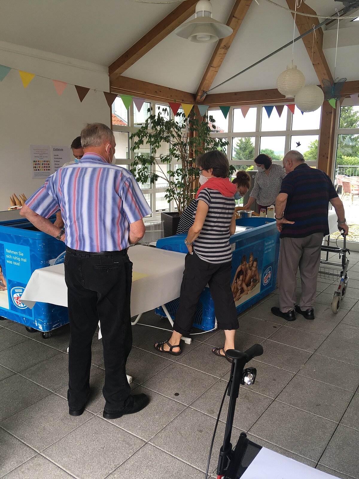 Eistruhen mit Eis für die Eisflatrate in der Alloheim Senioren-Residenz "Casino Wetzlar"