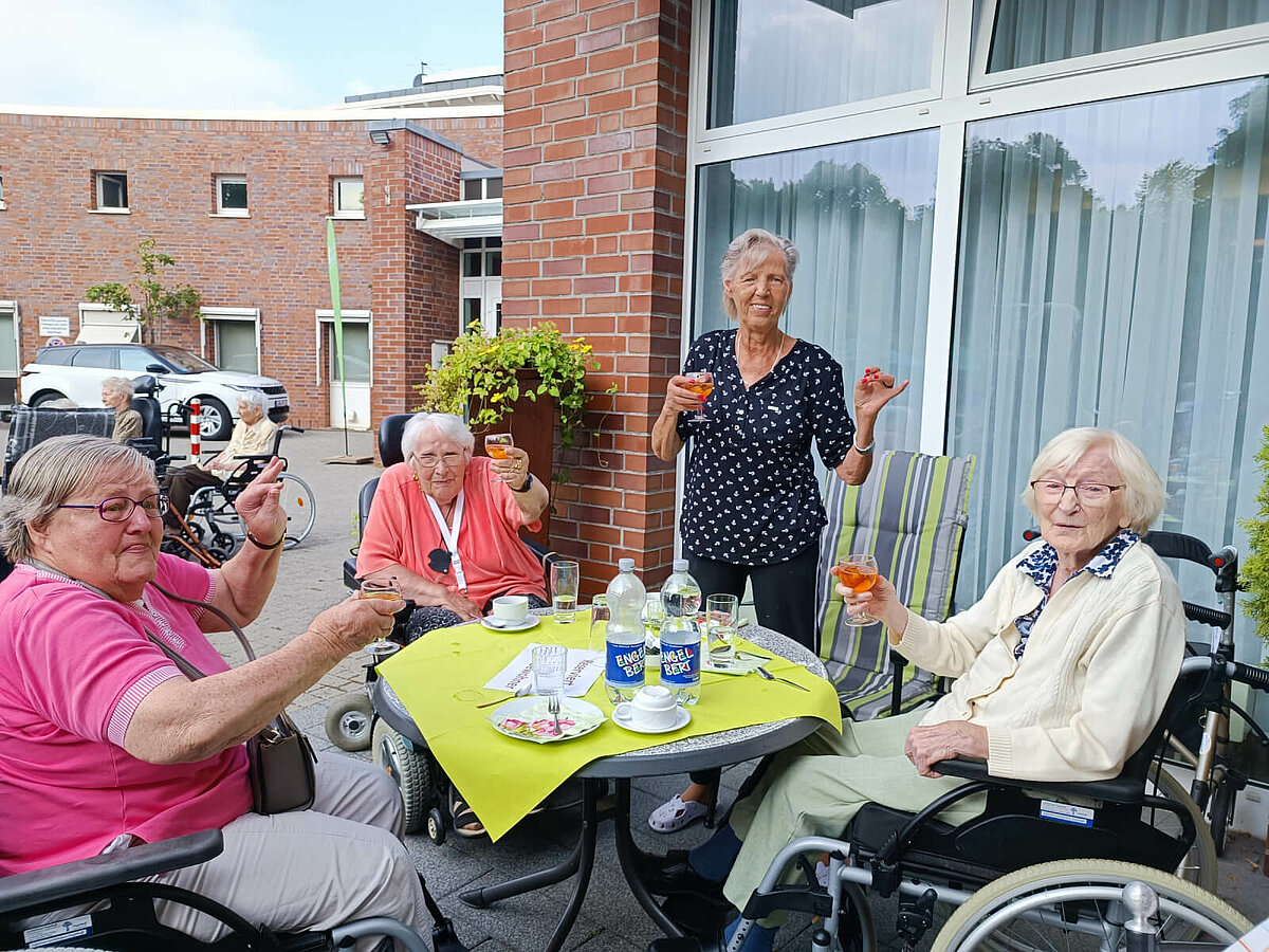 sommerkonzert am nachmittag, draußen kaffeetrinken