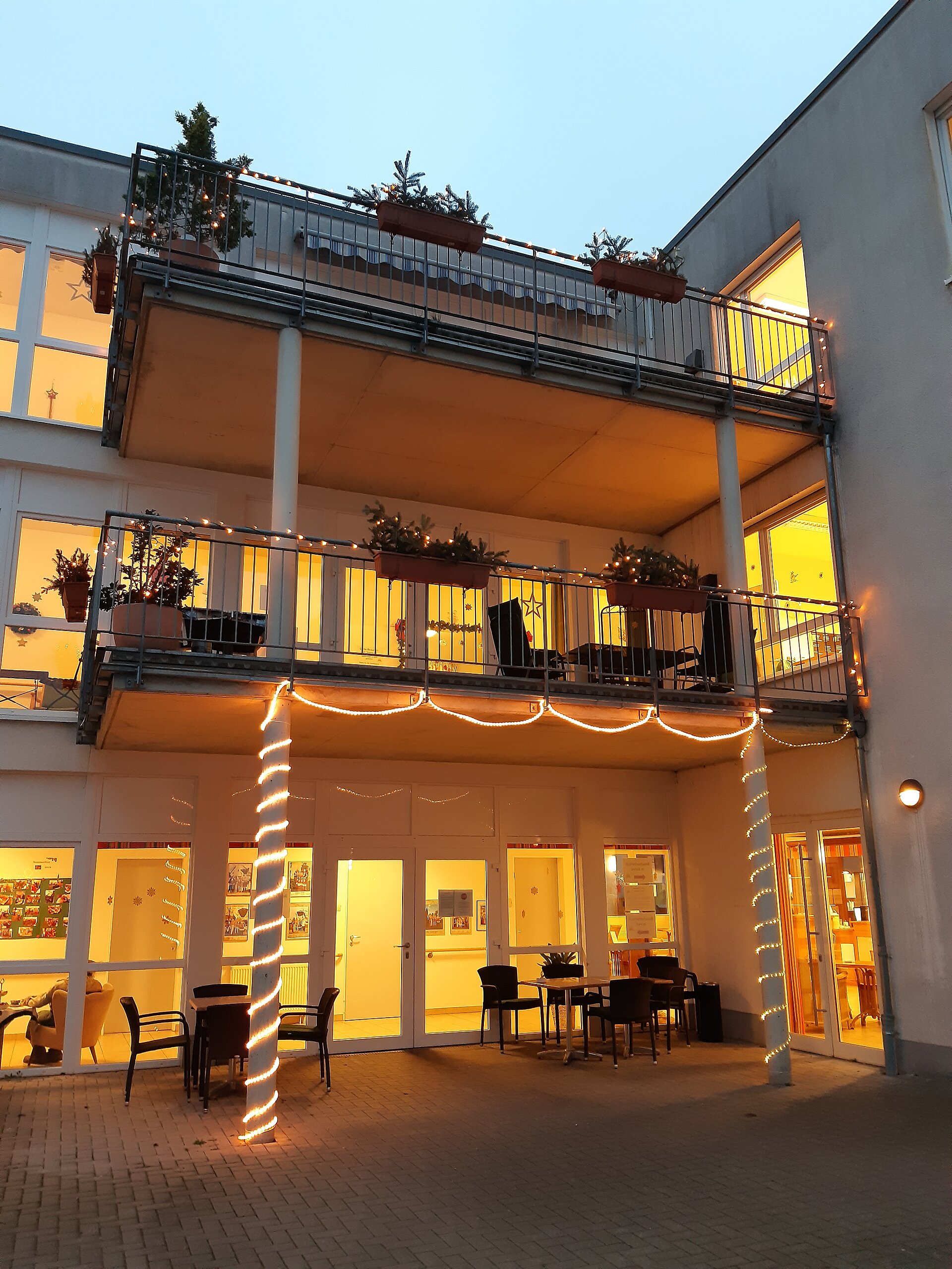 Das Haus der Alloheim Senioren-Residenz Elsdorf geschmückt mit Lichterketten