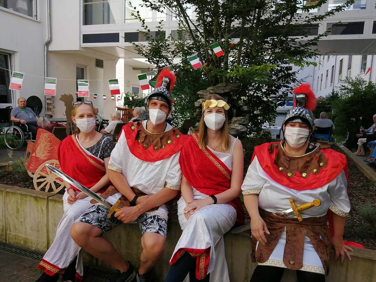 Mitarbeiter verkleidet als Gladiatoren bei der italienischen Woche - Rom im Seniorenzentrum AGO Trier 