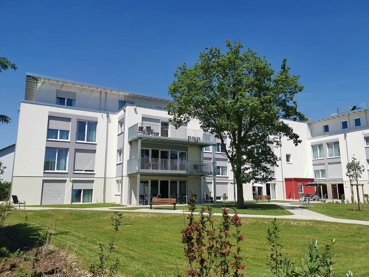 Sommertag im Garten der Alloheim Senioren-Residenz Lage