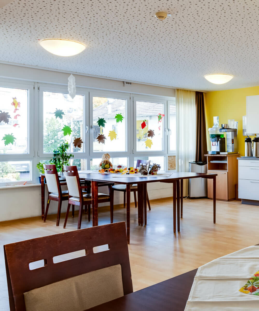 Wohnküche mit Sitzbereich im Seniorenheim in Rüsselsheim