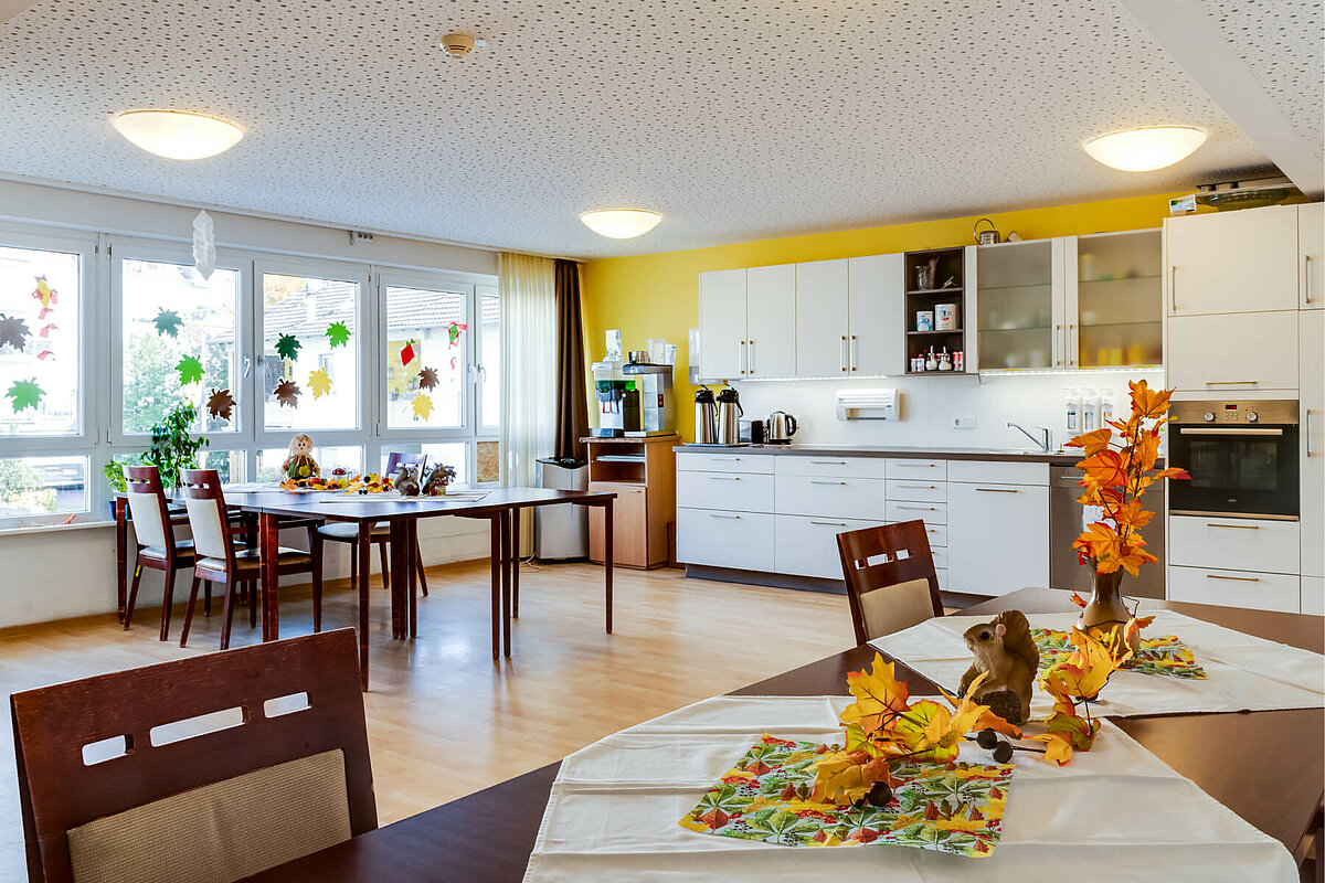 Wohnküche mit Sitzbereich im Seniorenheim in Rüsselsheim