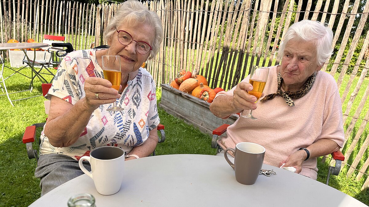 Bewohnerinnen mit Kürbissecco Kürbishof Ligges